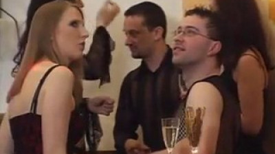 Orgía de swingers en un club nocturno
