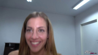 Una bella donna italiana succhia e scopa in POV