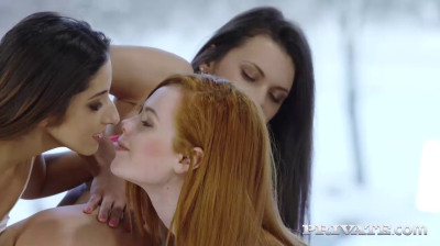 Tres hembras complacidas por  Antonio