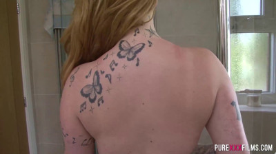 Tetona británica follando bajo la ducha