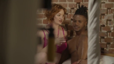 Pelirroja británica disfruta de porno para mujeres