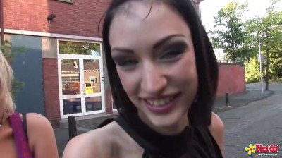 Zes pikken voor twee hongerige vrouwen