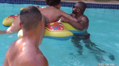 Orgía brasileña junto a la piscina