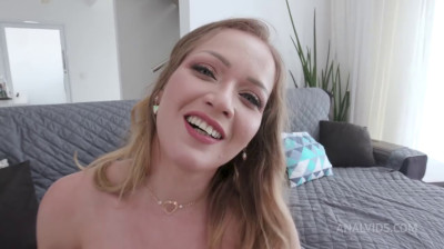 Brasileira rabuda com rola em todos os orifícios