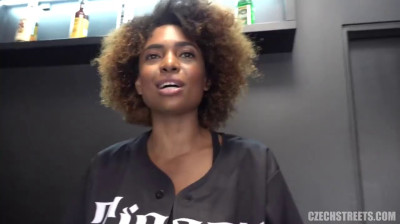 Peluquera negra follando con su cliente