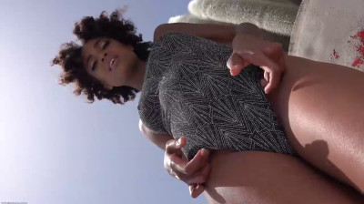 Luna Corazon faz solo na piscina