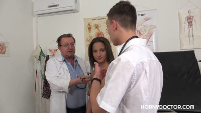Jovem tcheca se divertindo com o pau do médico