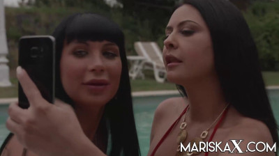 Trío en la piscina con impresionantes milfs belgas