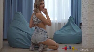 Russa peituda brincando com a bucetinha até gozar gostoso