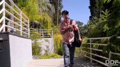 Le livreur séduit une BBW trop sexy