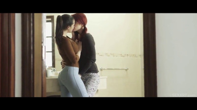 Tres chicas comparten polla con alegría