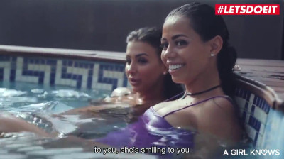 Trío lésbico hiper caliente en la piscina