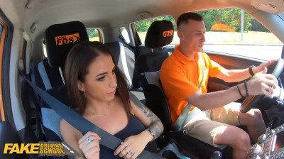 Lección sexual en el coche de autoescuela