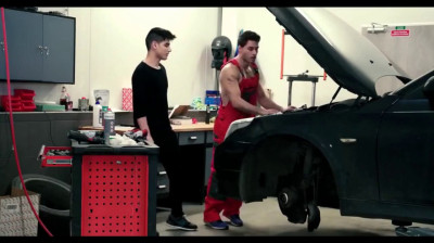 Jonge Latino kerel heeft seks met de monteur