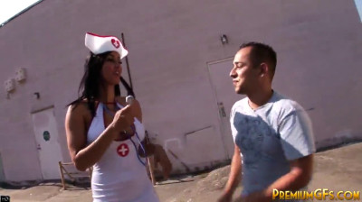 Enfermeira esvaziando as bolas do paciente