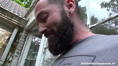 Rondborstige Hollandse brunette wordt in het openbaar geneukt