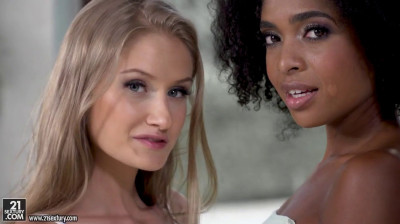 Joven negra domina los culos de sus amigas