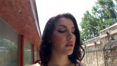 Italiana linda com a bucetinha peluda e seios naturais