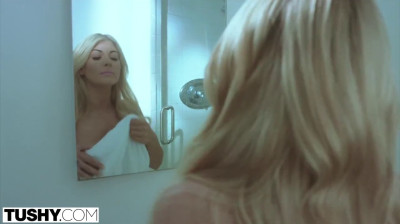 Elle regarde son mari qui encule une jeune