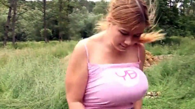 Jovem peituda transando no campo