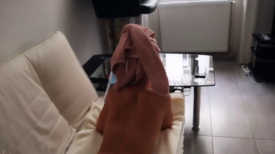 Lisa m'attend a poil sur le canapé pour se faire baiser