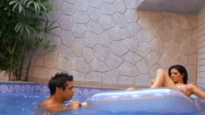 Paixão na piscina com a linda modelo Fabiane