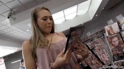 Kagney Lynn Karter complaciendo un pollón negro por un agujero de la gloria