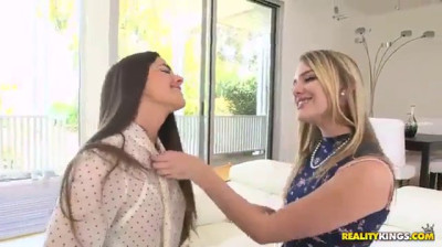 Realtor Aspen fucks her client Kenna