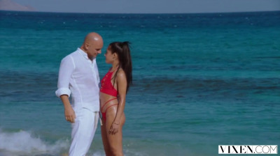 Follando con española bella en la playa