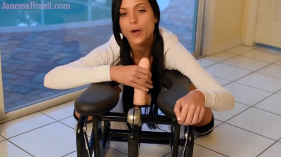 Janessa Brazil cabalgando un gran dildo